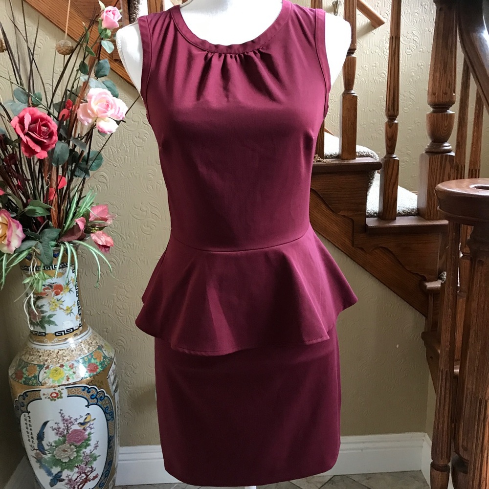 H&M Peplum Dress
Size: 6 Length: Mid-Length